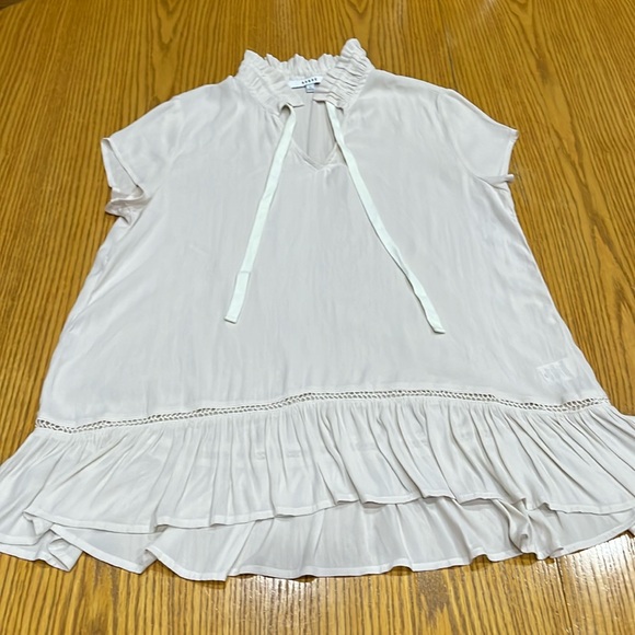 Ro & De beautiful, stylish, dainty blouse!! Very unique! - Picture 1 of 4